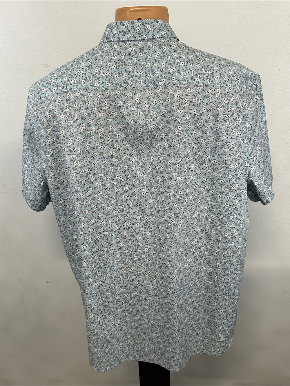 UNTUCKit short sleeve button down shirt.  XL - Picture 5 of 6